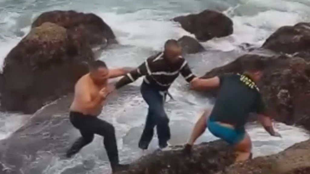 Rescatan a un inmigrante a punto de morir ahogado en la playa gaditana de Bolonia