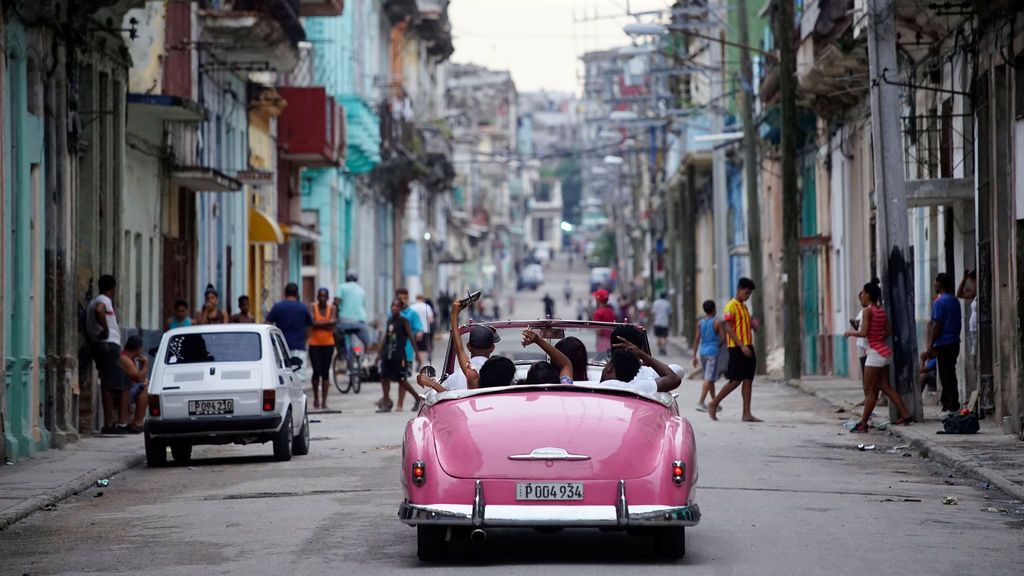 Turistas en un coche de época en La Habana