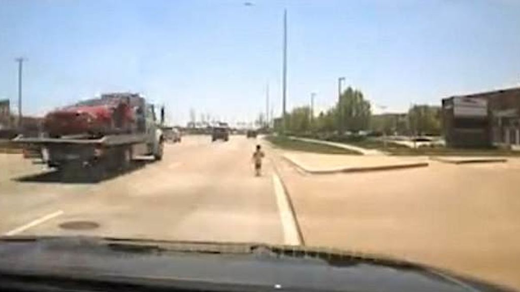 Un policía salva a un niño de ser atropellado en una autopista