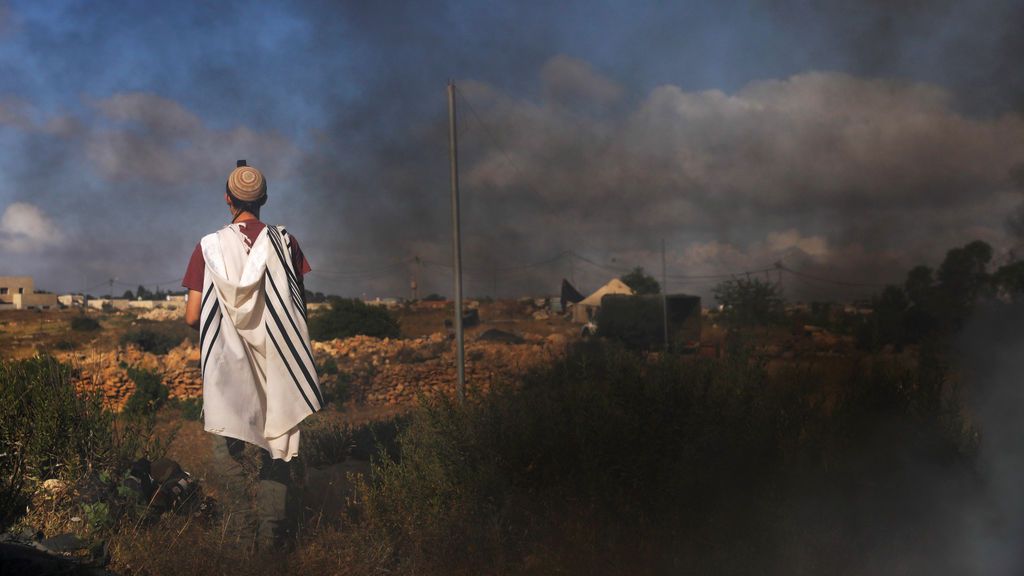 Un hombre reza antes de ser evacuado en Cisjordania