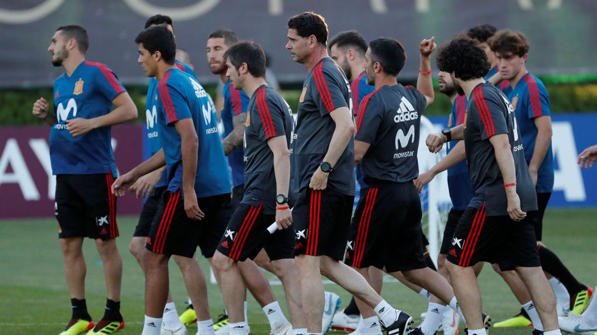 Fernando Hierro toma el mando de la Selección en su primer entrenamiento al frente de la 'Roja'