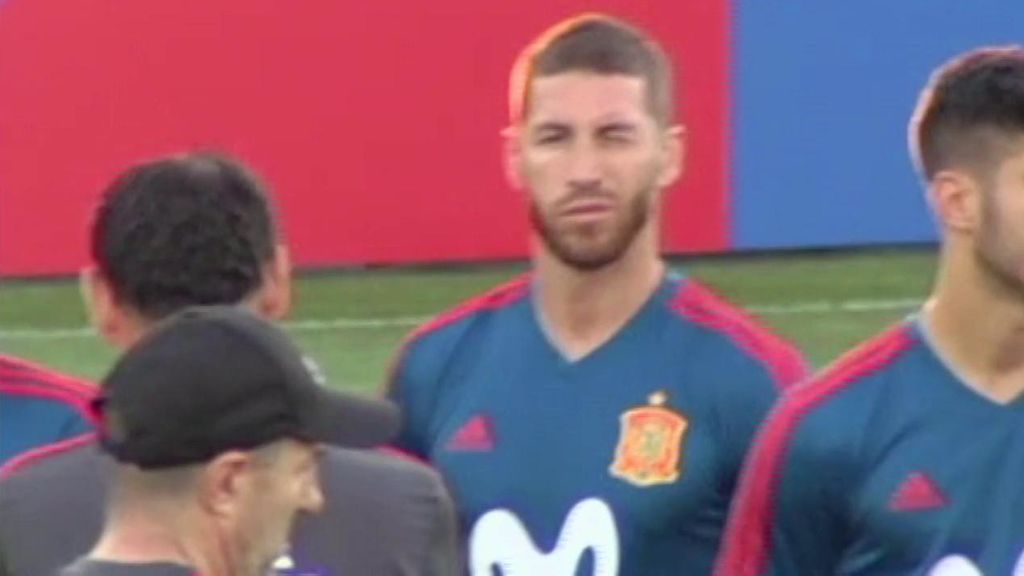 El saludo con guiño de Sergio Ramos a Fernando Hierro en la charla de su primer entrenamiento con la Selección El saludo con guiño de Sergio Ramos a Fernando Hierro en la charla de su primer entrenamiento con la Selección