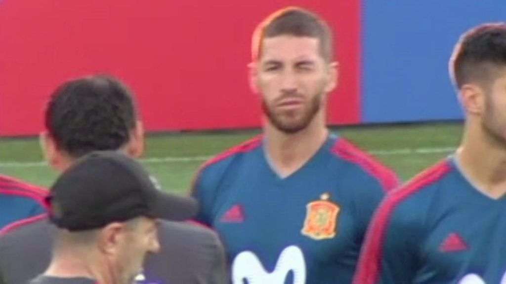 El saludo con guiño de Sergio Ramos a Fernando Hierro en la charla de su primer entrenamiento con la Selección