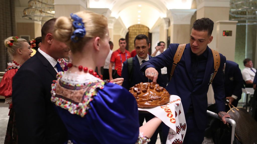 'Pan y sal': la ceremonia tradicional rusa con la que reciben a las selecciones en el Mundial