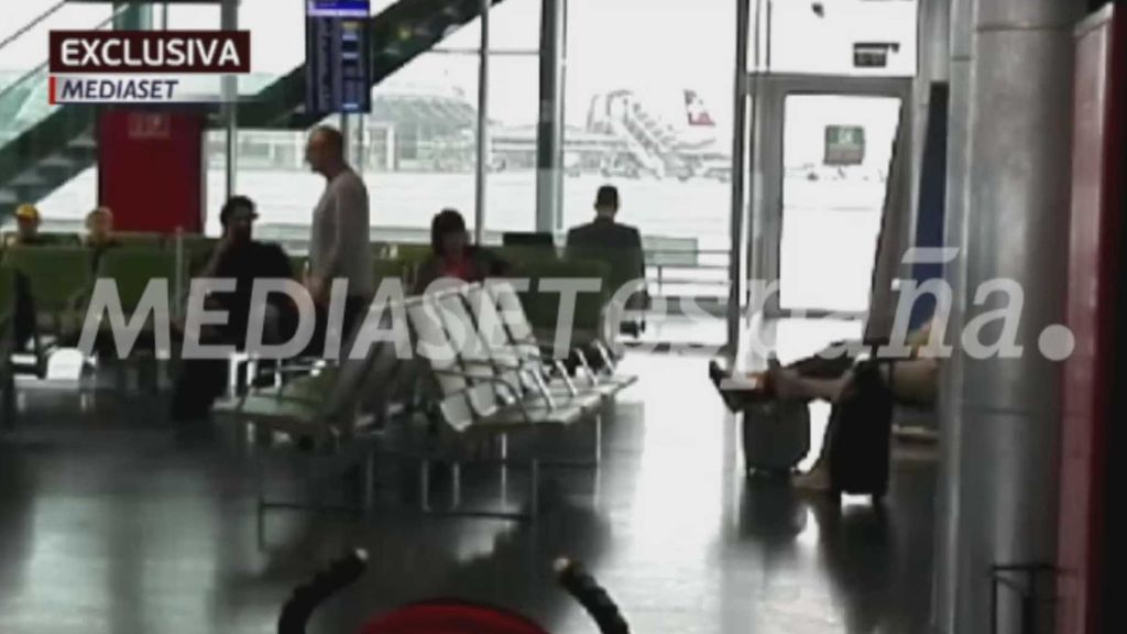Exclusiva Mediaset: Urdangarin solo en el aeropuerto de Ginebra