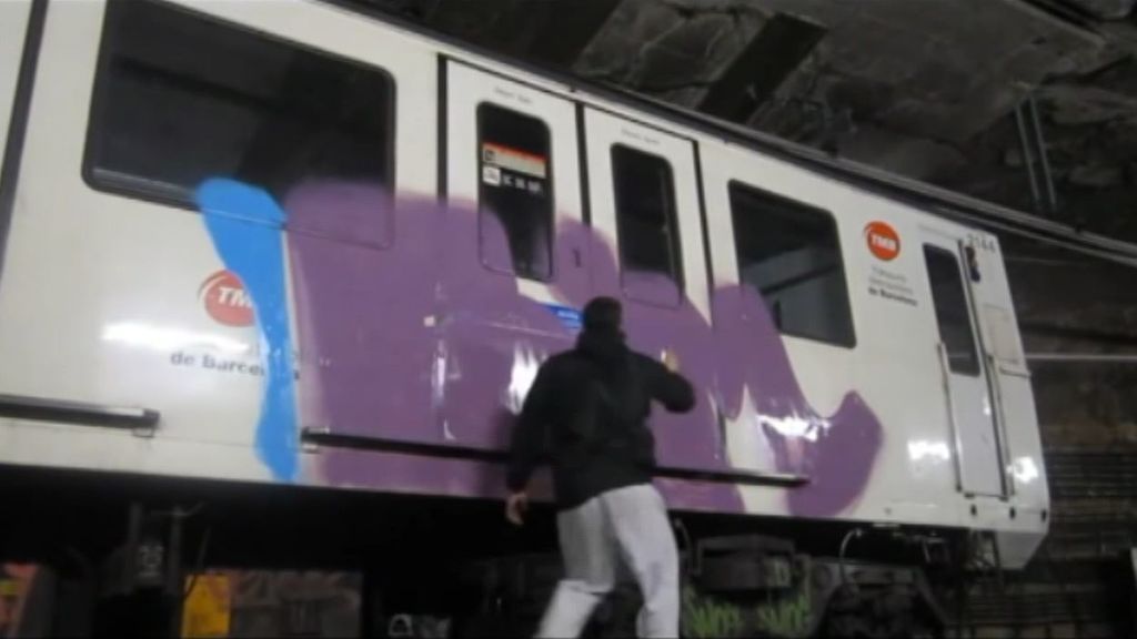 Los grafiteros atemorizan a pasajeros y vigilantes