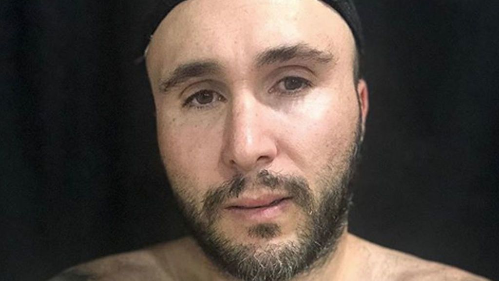 Fuego, dos herraduras y un dado: Kiko Rivera imprime a sus hijos con un 'tattoo' en su torso