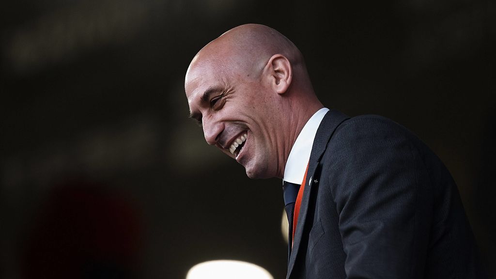Luis Rubiales, condenado a pagar 10.800 euros por el beso a Jenni Hermoso y absuelto de las coacciones