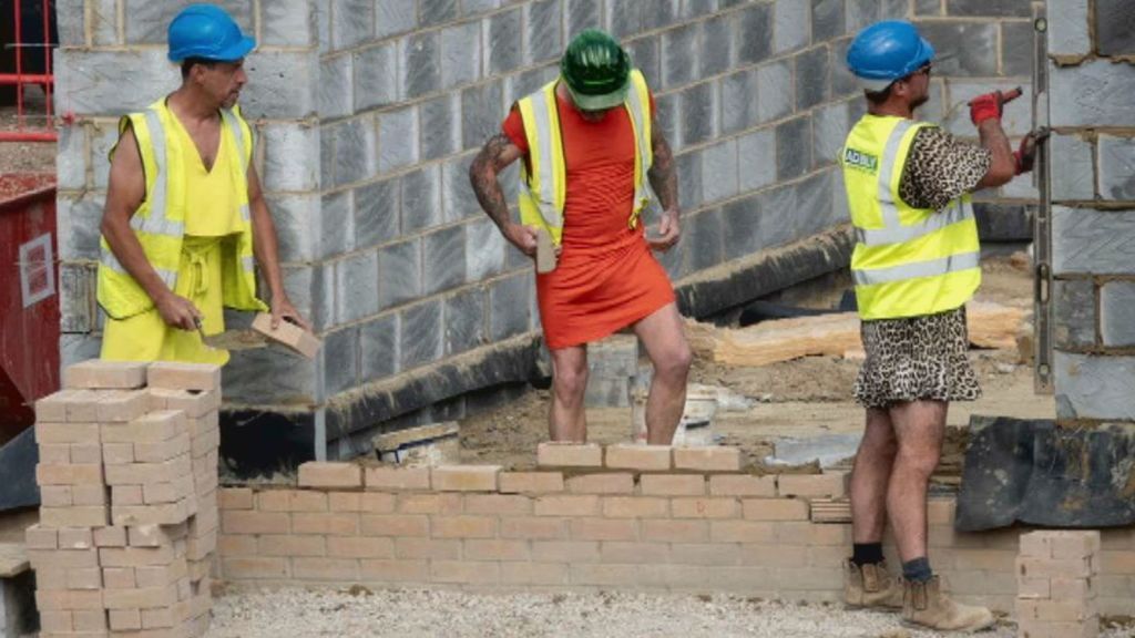 Obreros ingleses se ponen falda a modo de protesta por no poder llevar pantalones cortos