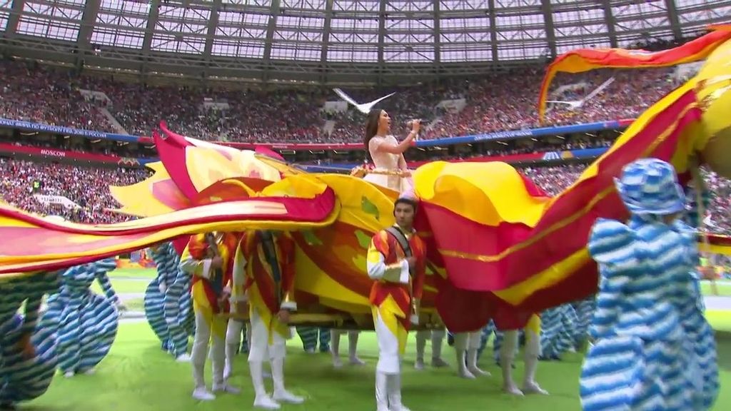 La espectacular carroza en la que ha cantado Aida Garifullina en la inauguración del Mundial de Rusia
