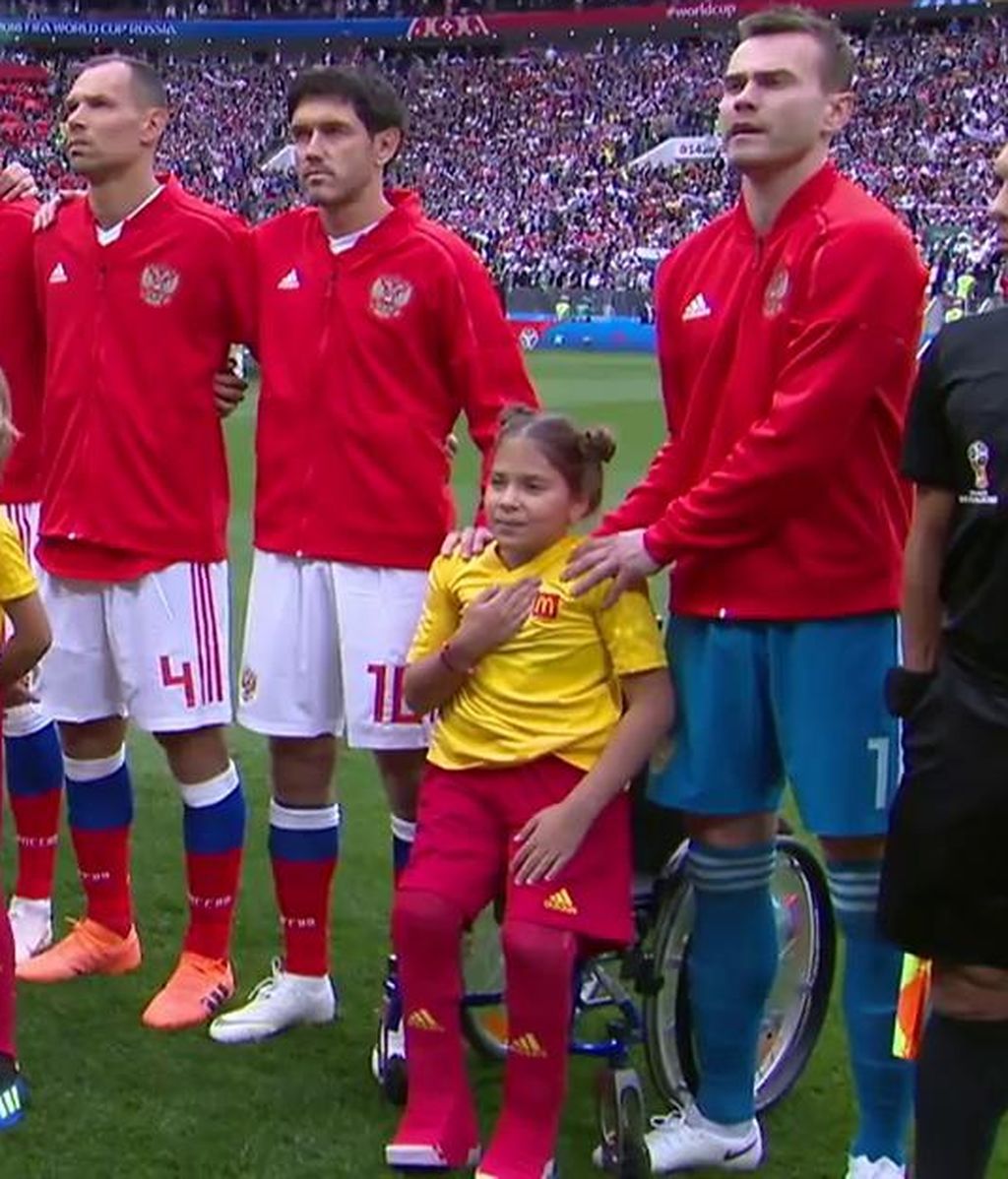El increíble esfuerzo de una niña en silla de ruedas que salió con el capitán ruso y se puso de pie para escuchar su himno