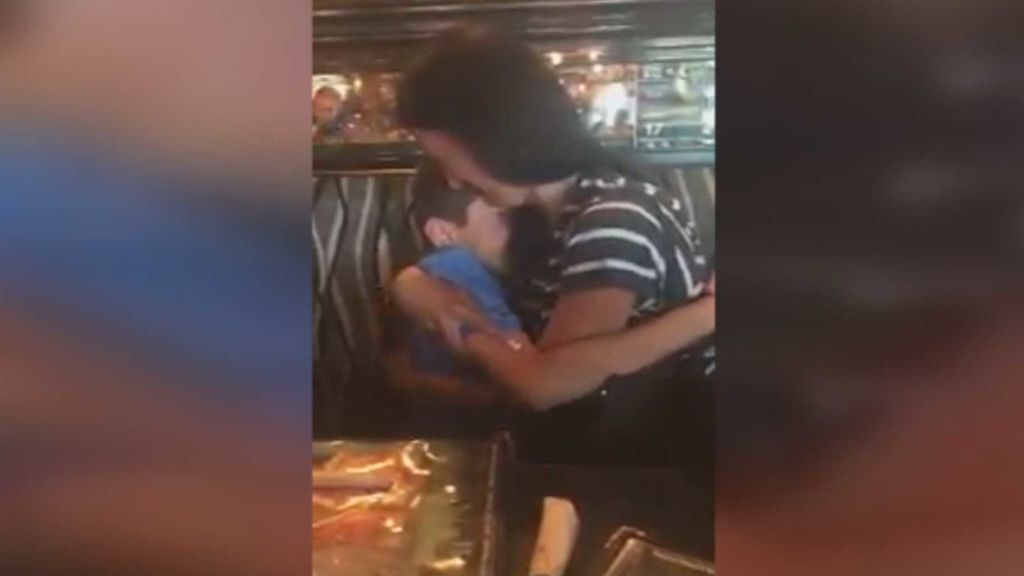 El abrazo de un niño a su madre después de tres años separados