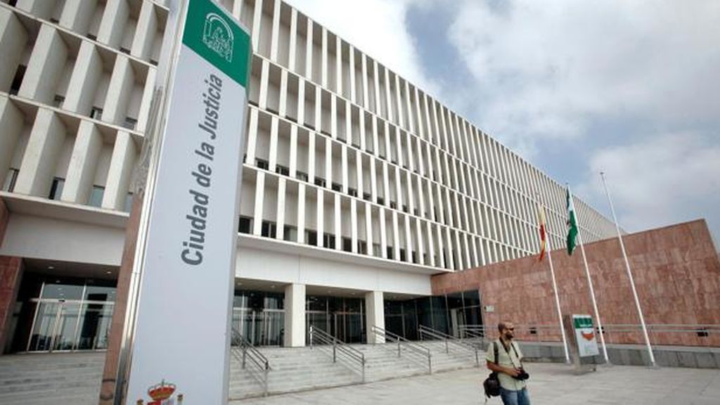 Siete años de cárcel por violar a una menor y llevarle a un club de alterne