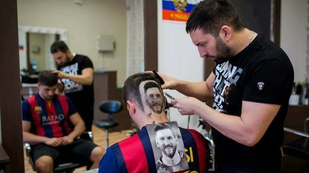 El peluquero serbio que retrata a Messi y a Cristiano en las cabezas de sus clientes