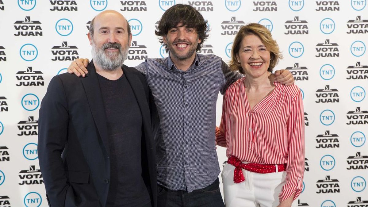 Javier Cámara, Diego San José y María Pujalte, durante la presentación del rodaje de la serie 'Vota Juan' el 14 de junio de 2018.