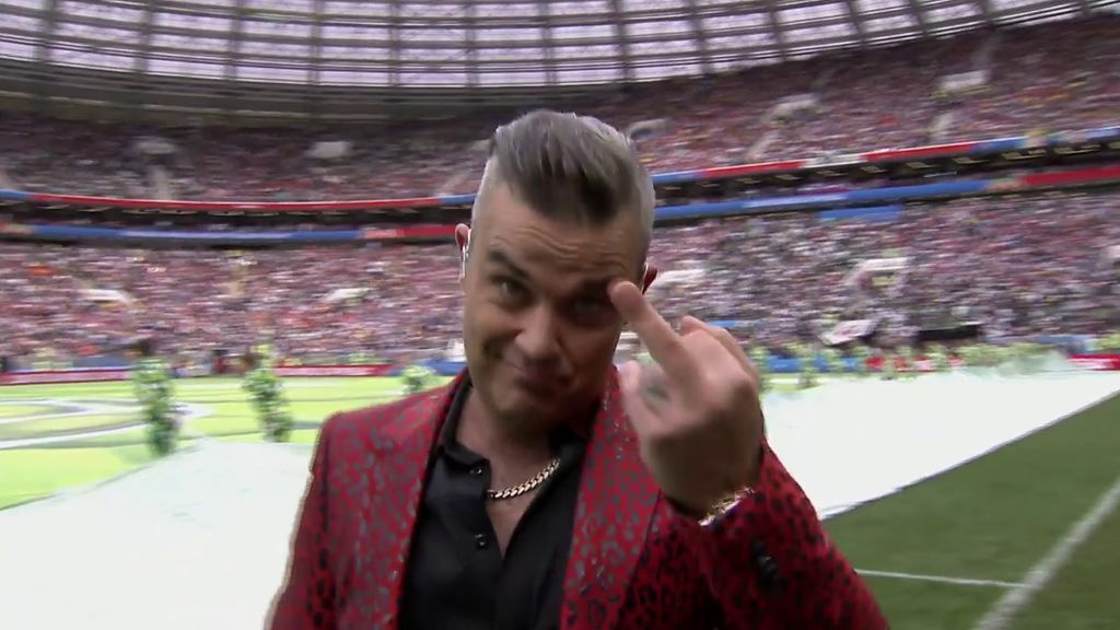El Robbie Williams, más rebelde: Inaugura el Mundial… ¡con peineta incluida!