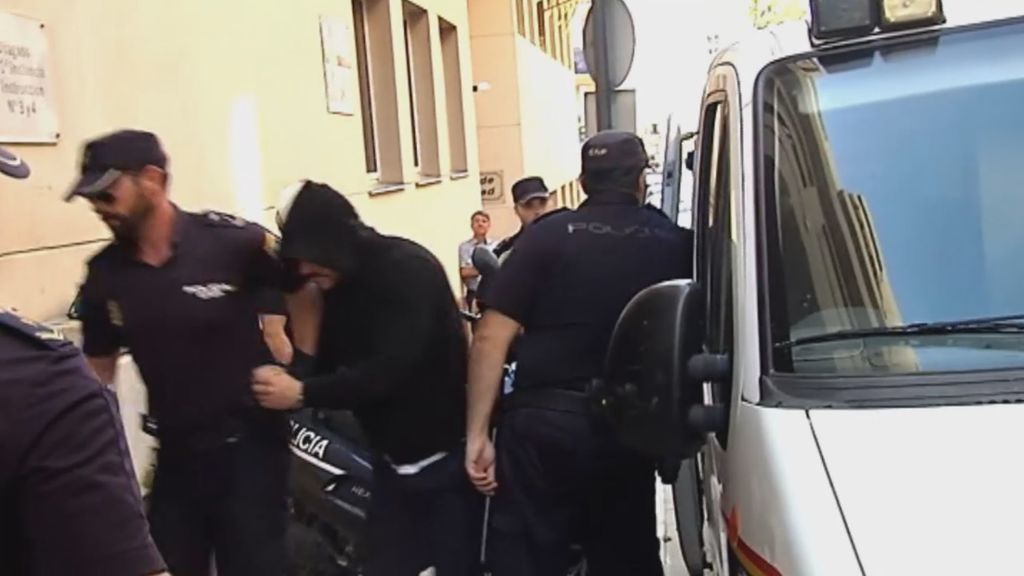 Los dos policías locales de Estepona acusados de violar a una joven, en el juzgado para declarar