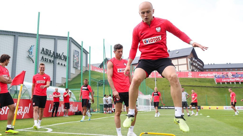 Los increíbles reflejos de un futbolista polaco para evitar que un foco caiga sobre una periodista