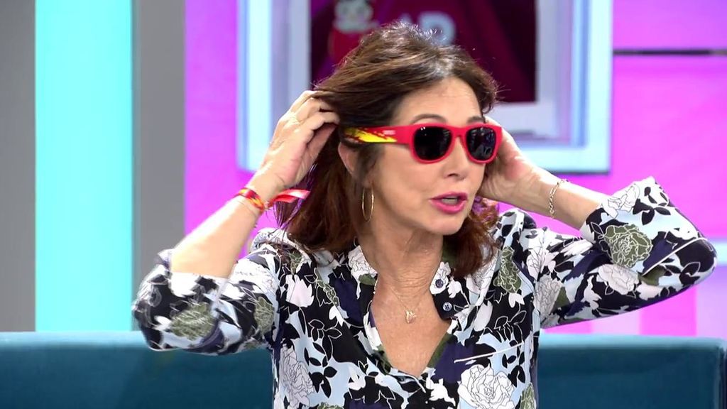 Ana Rosa y Joaquín Prat se ponen las gafas "enrolladas" de la selección española