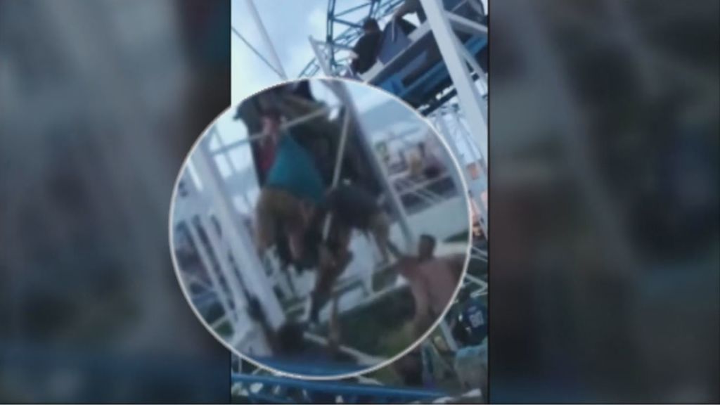 Dos personas caen al vacío tras el descarrilamiento de una montaña rusa en EEUU