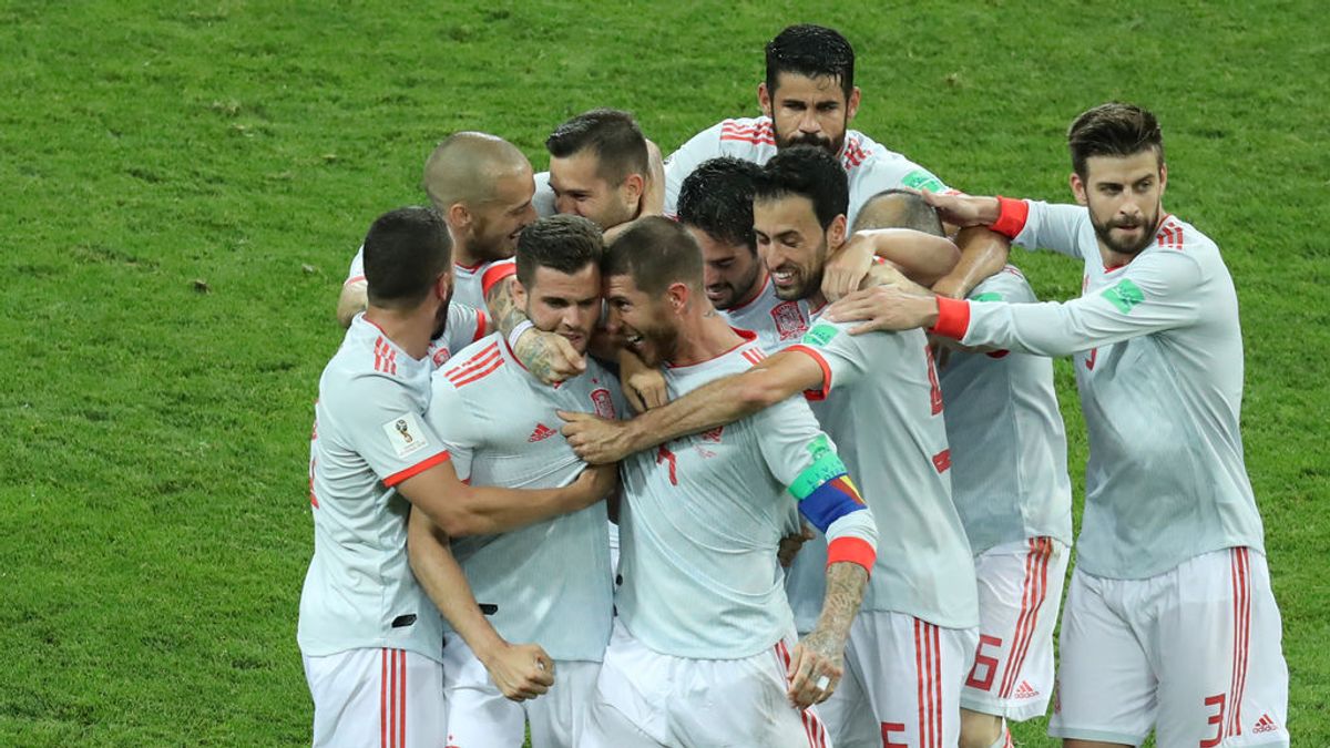 Una imagen para el recuerdo: la piña de 10 jugadores de España tras el gol de Nacho