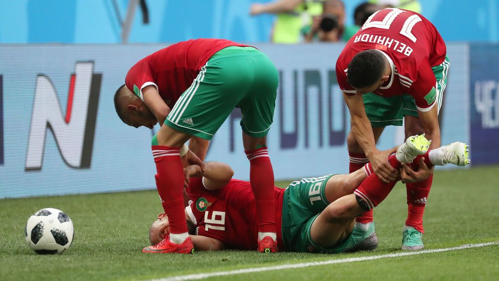 El primer susto del Mundial: Amrabat no puede mantenerse de pie tras golpearse la cabeza contra el suelo