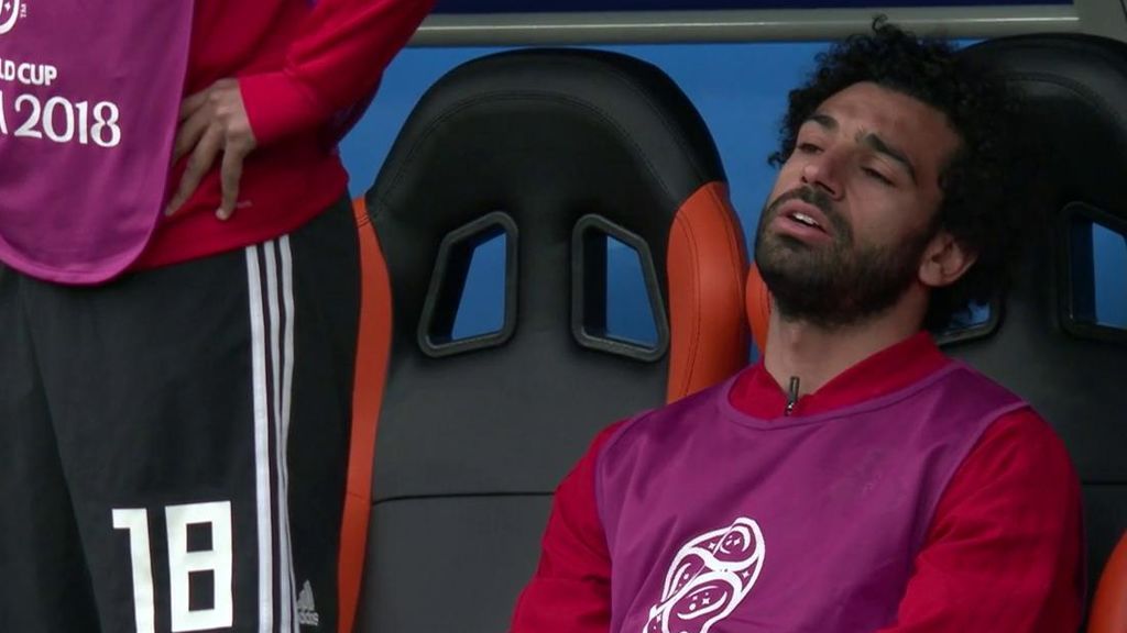 La decepción de Salah al ver el gol de Uruguay y no poder jugar ni un minuto