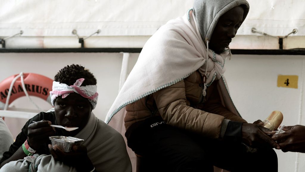 Valencia espera la llegada escalonada de los tres barcos con migrantes del Aquarius