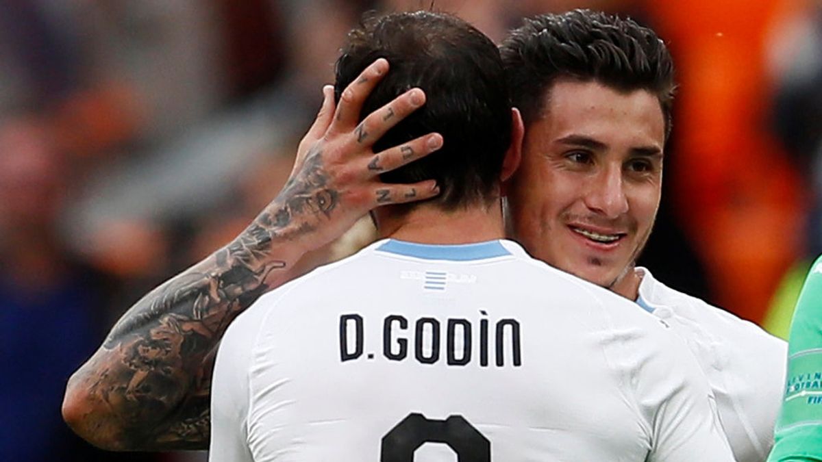 Giménez y Godín: el ataque y la defensa uruguaya que fabricaron la primera victoria para su selección