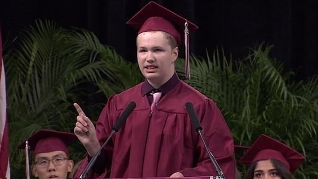 Un estudiante con autismo sorprende a los asistentes durante su discurso de graduación