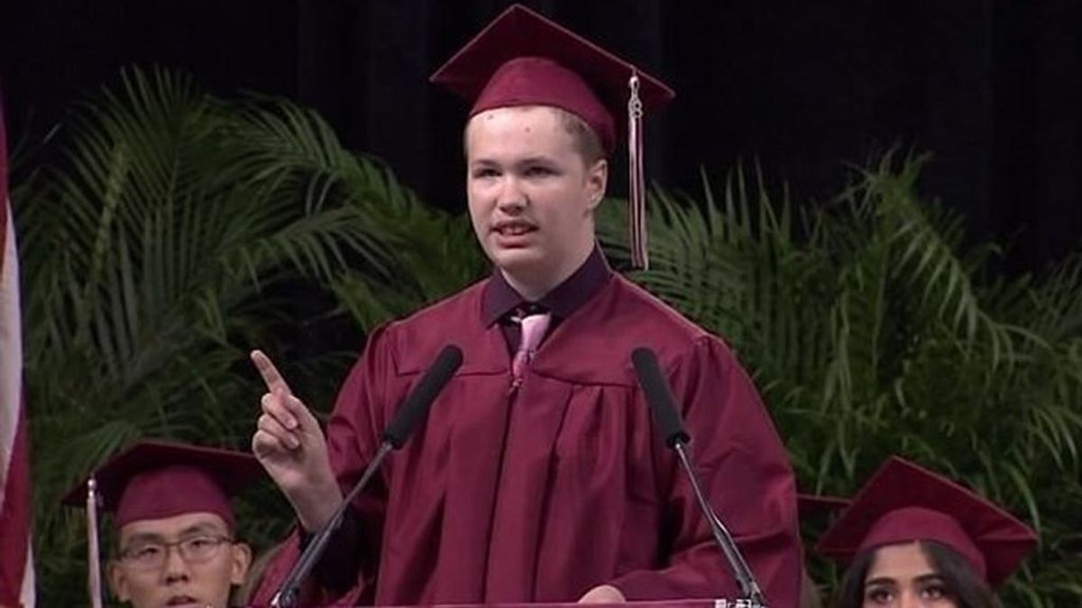 Un estudiante con autismo sorprende a los asistentes durante su discurso de graduación