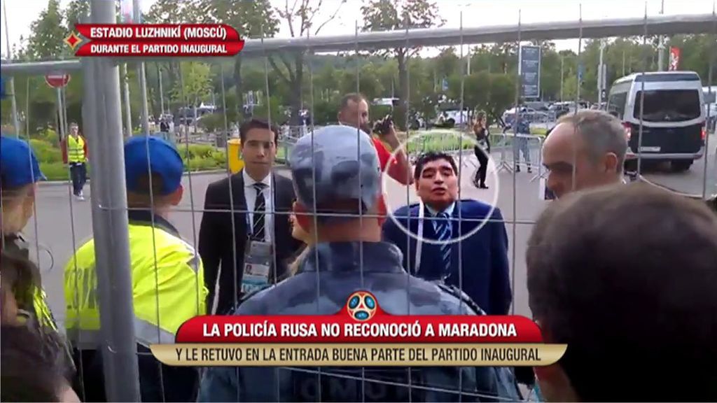 La policía rusa no reconoce a Maradona y le mantiene retenido fuera del estadio antes del partido inaugural