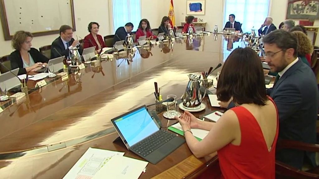 Sánchez pide a sus ministros dedicación exclusiva a sus carteras y que renuncien a sus actas de diputados