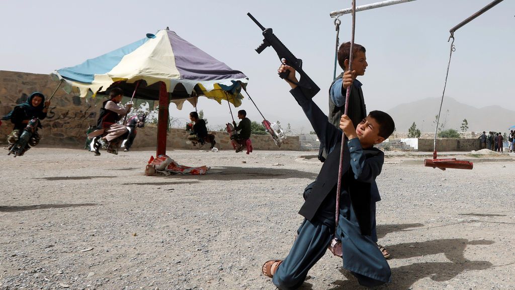 Niños con fusiles celebran el final del Ramadán