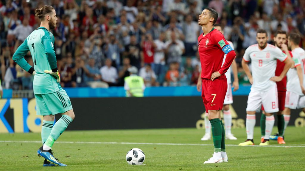 Los guiños de Cristiano a De Gea cuando intenta descentrarle en el penalti Los guiños de Cristiano a De Gea cuando intenta descentrarle en el penalti