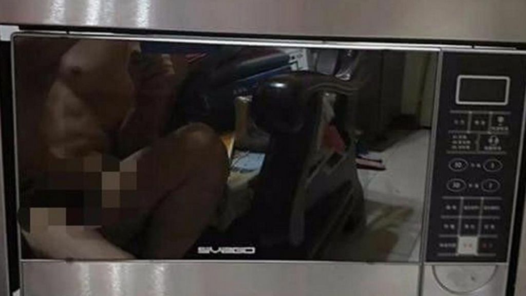 Intenta vender su microondas y aparece desnudo en la foto del anuncio