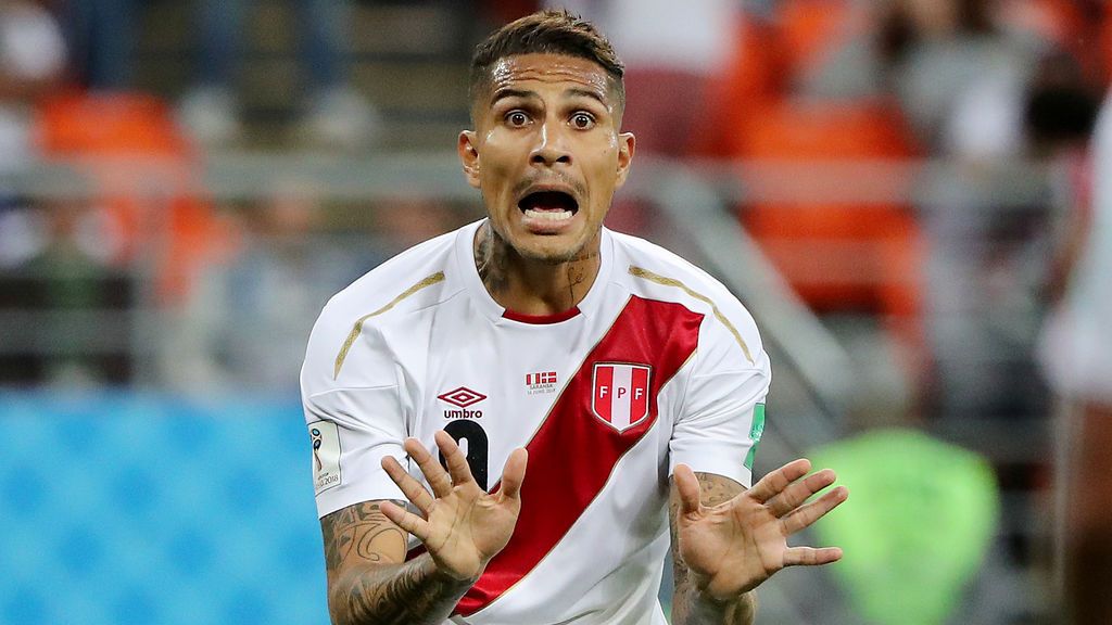 Paolo Guerro, el líder de Perú: consoló a Cueva tras el penalti y revolucionó al equipo con su entrada