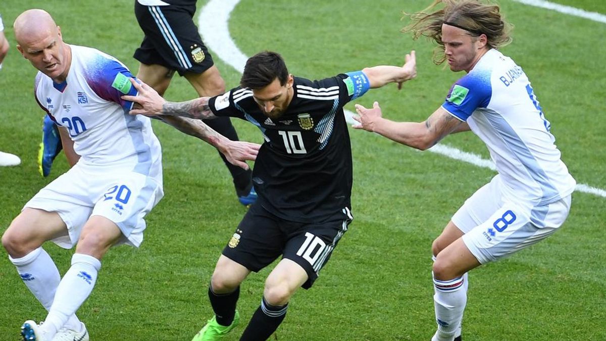La falta de creatividad de Argentina obliga a Messi a bajar a por el balón y no pisar el área pequeña
