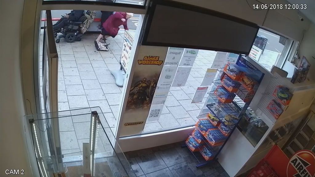 Un individuo atropella a dos ancianas con su silla de ruedas