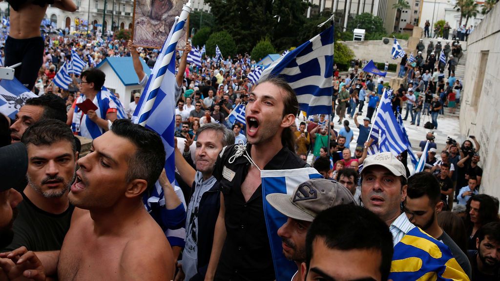 Gritos de manifestantes tras la manifestación contra el acuerdo alcanzado por Grecia y Macedonia