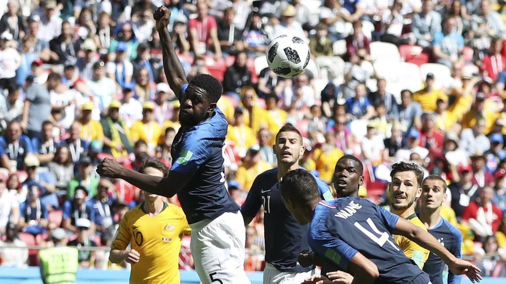 Umtiti hace un penalti con la mano y hasta el jugador del Barça se ríe con su propio meme