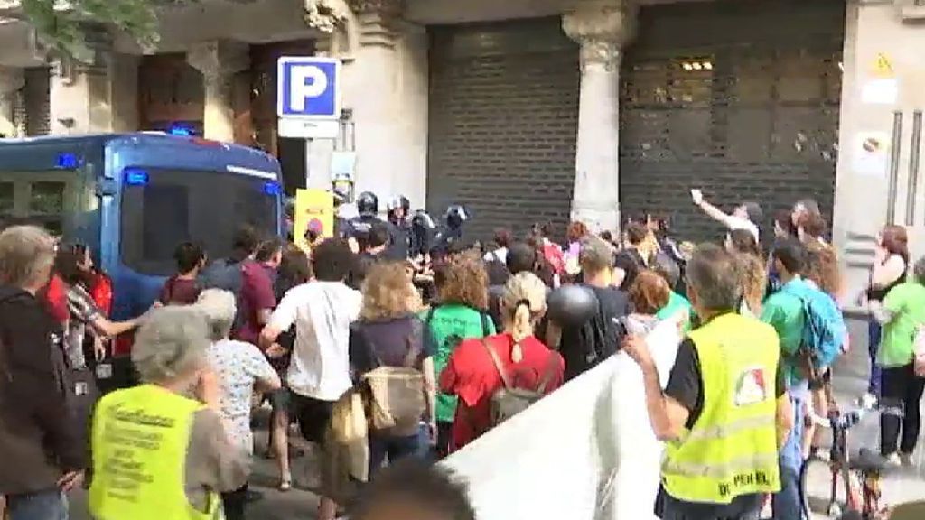 Manifestantes desalojados de la Consellería de Economía catalana