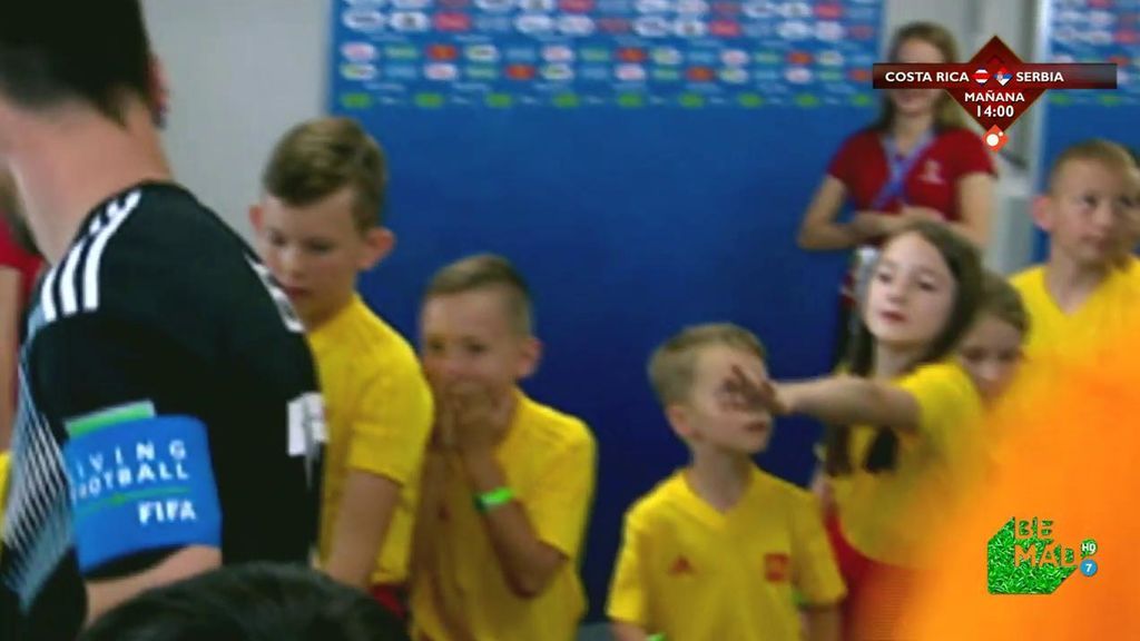 Los niños se quedaron alucinados cuando vieron a Leo Messi aparecer en el túnel de vestuarios