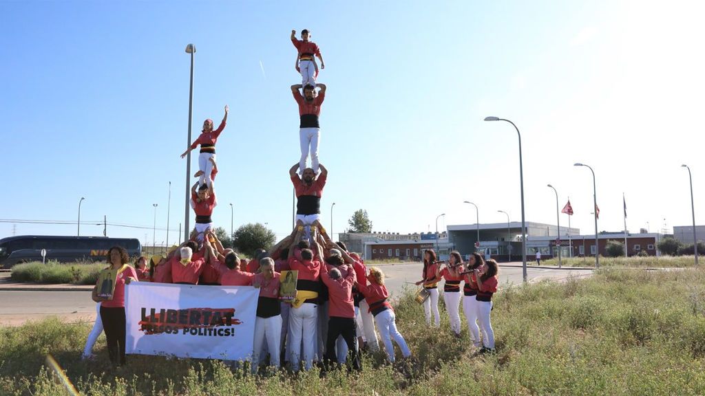 Grupos de 'castellers' reivindican la libertad de los presos soberanistas frente a las cárceles madrileñas Grupos de 'castellers' reivindican la libertad de los presos soberanistas frente a las cárceles madrileñas