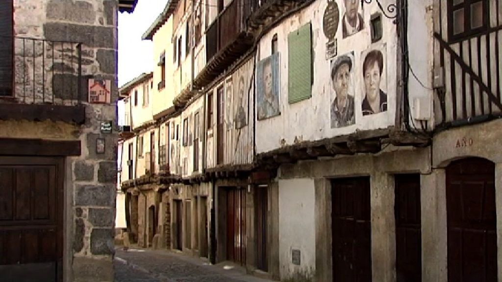 Más de 700 retratos cuelgan en las fachadas de la localidad salmantina de Mogarraz