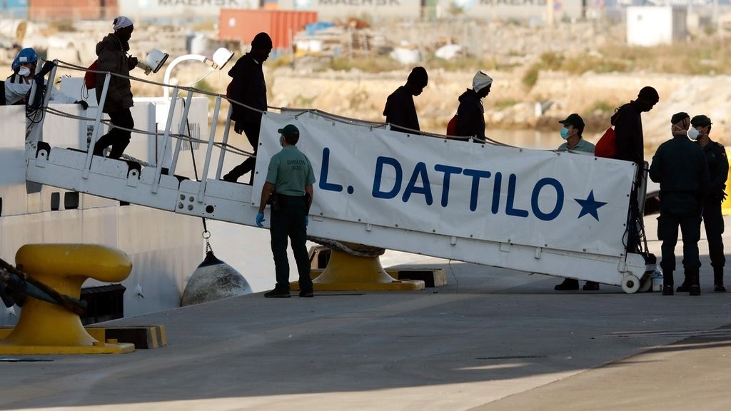 El Dattilo y el Aquarius atraca en Valencia con los migrantes rescatados
