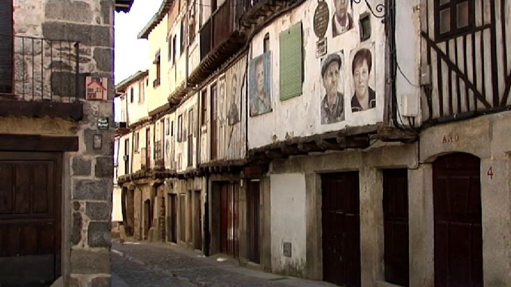 La localidad salmantina de Mogarraz cuelga de sus fachadas más de 700 retratos
