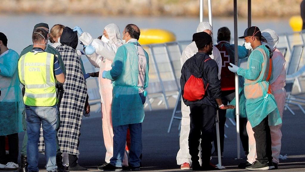 Los servicios sanitarios atienden a los migrantes del Dattilo