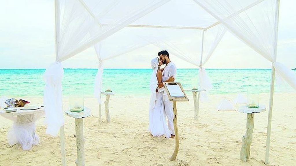 De blanco, en la playa y con sus íntimos: la reboda de Tamara Gorro