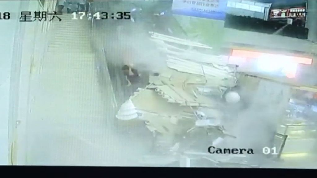 Sepultados tras derrumbarse un techo en un centro turístico en China